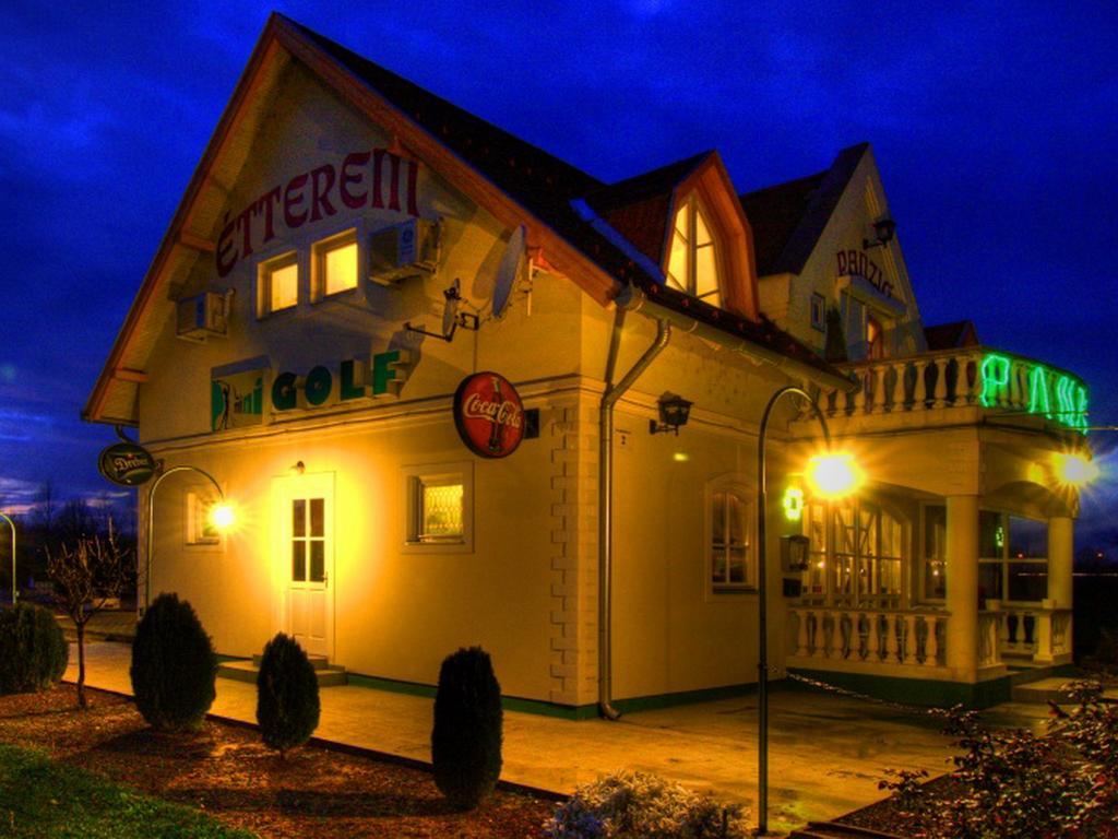 Golf Etterem Es Panzio 호텔 캐스포바 외부 사진