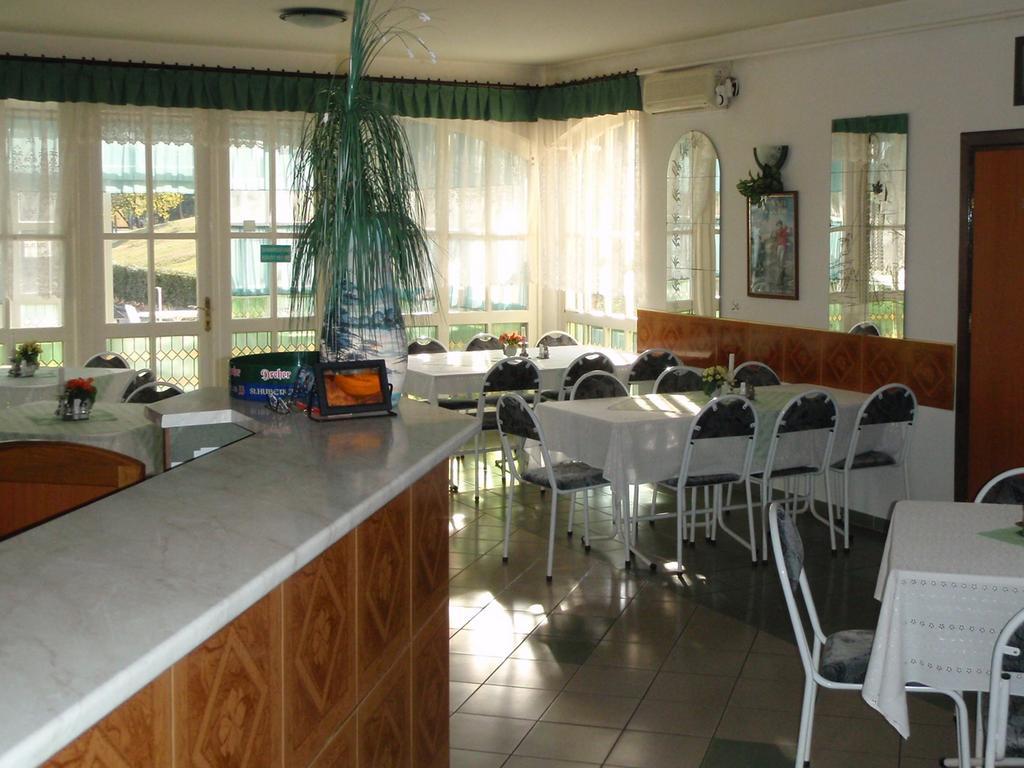 Golf Etterem Es Panzio 호텔 캐스포바 외부 사진